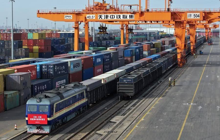 Rail terminal and containers
